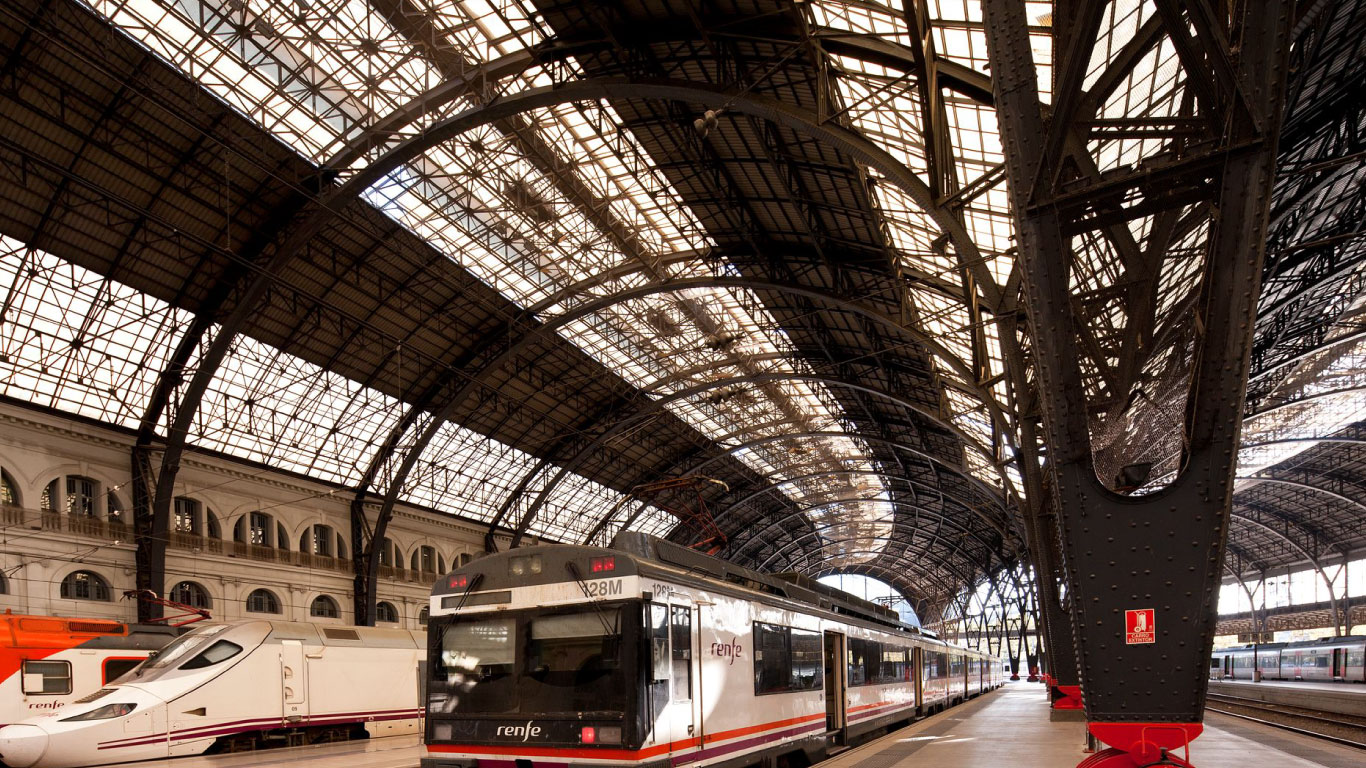 Estació de França - Historic Train Station Luggage Storage